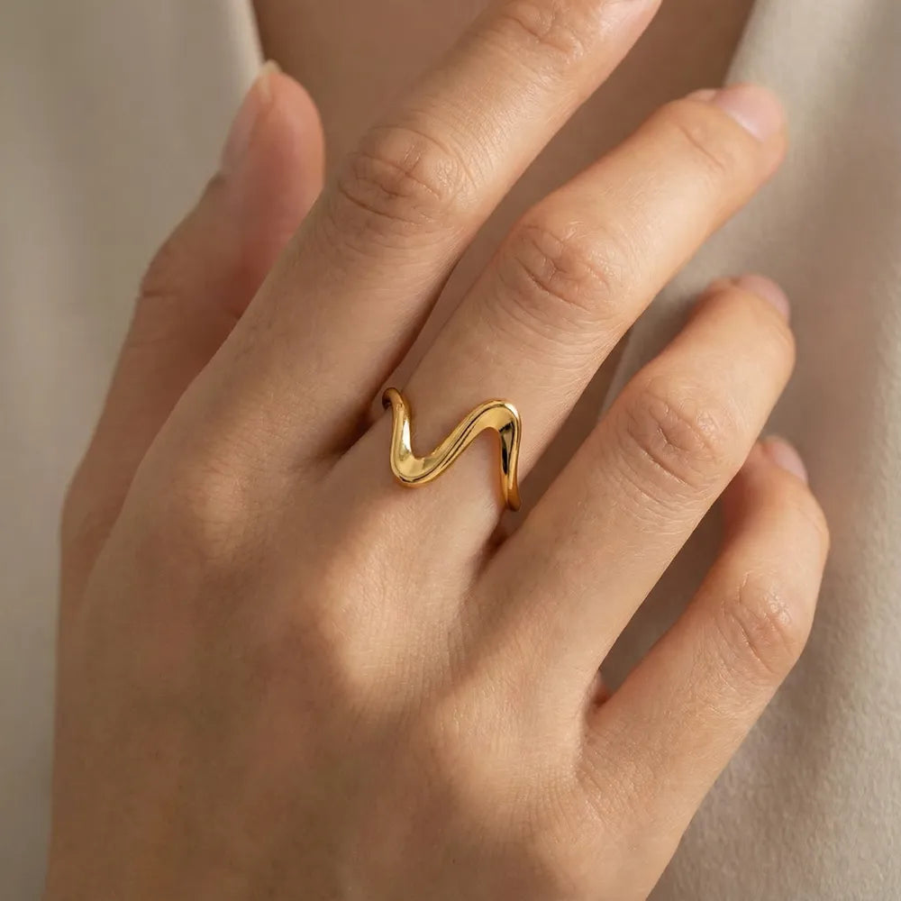 Women’s geometric wave design fashion ring
