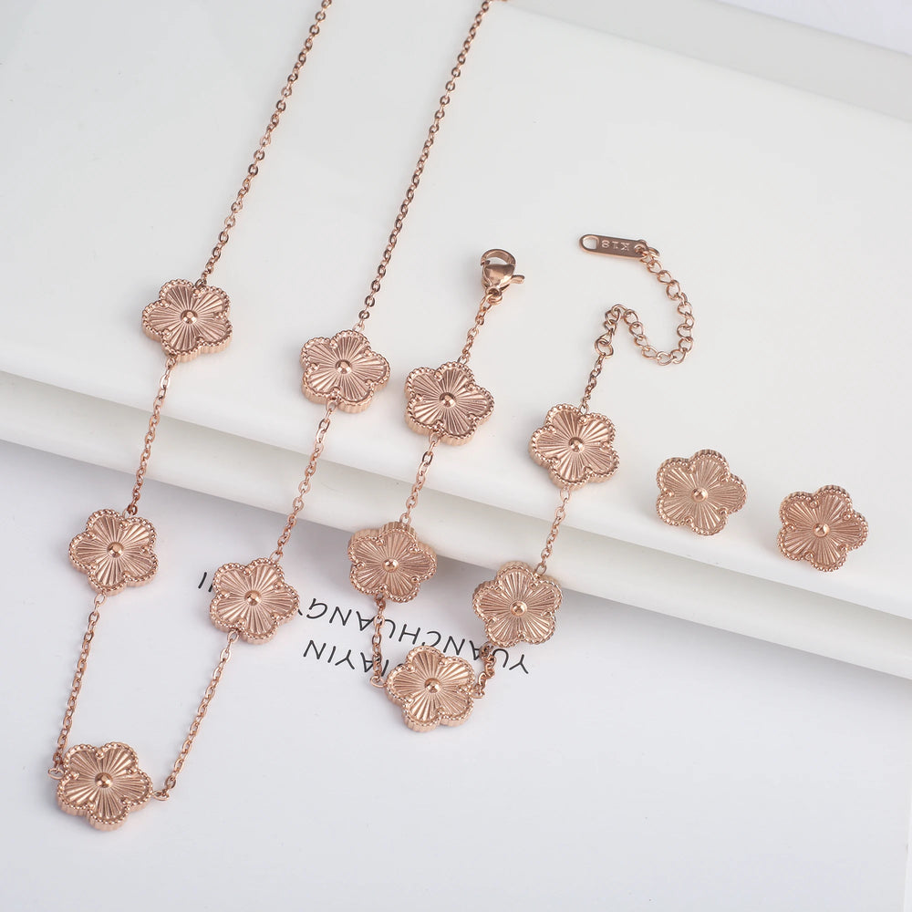 Elegant minimalist four leaf clover fashion bracelet
