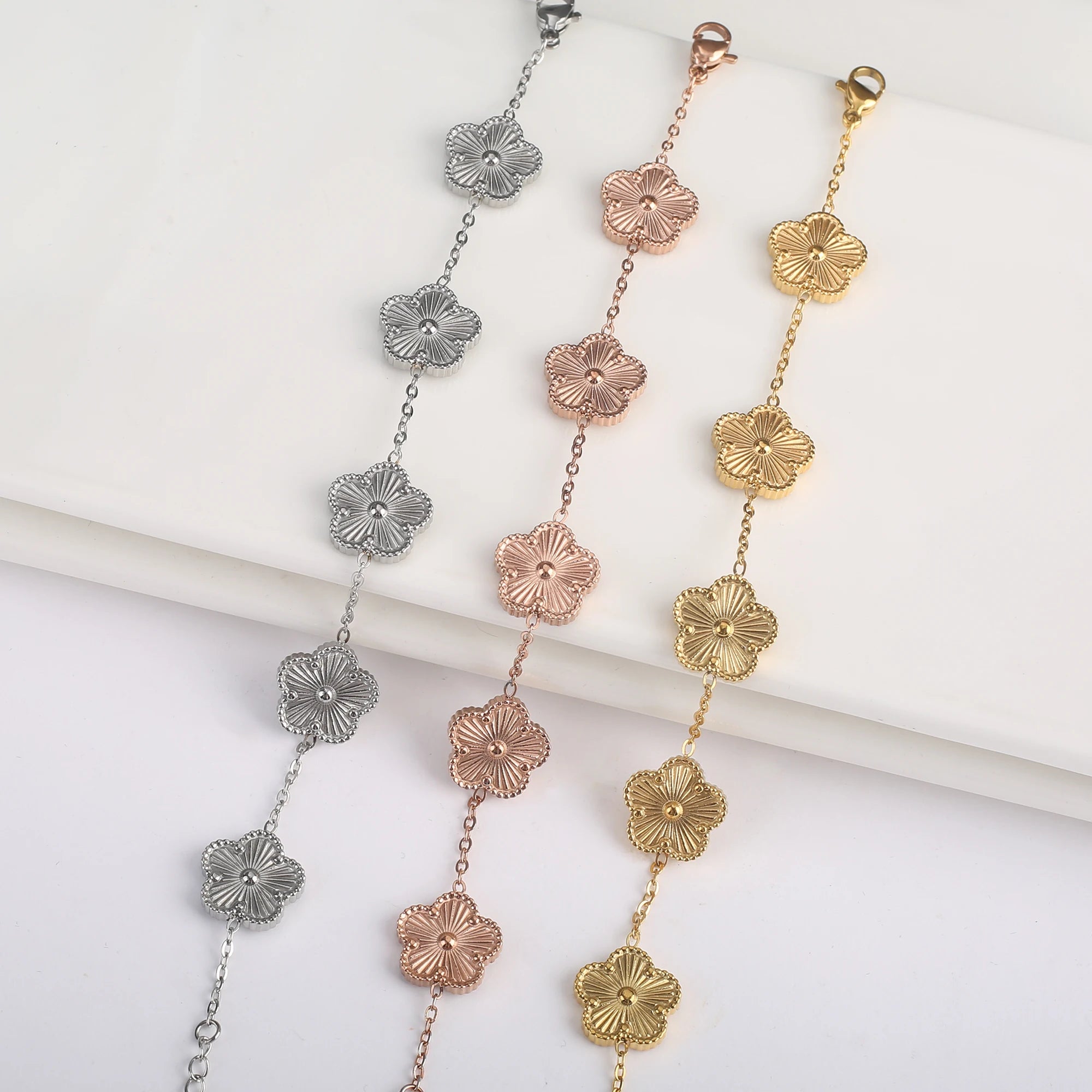 Elegant minimalist four leaf clover fashion bracelet
