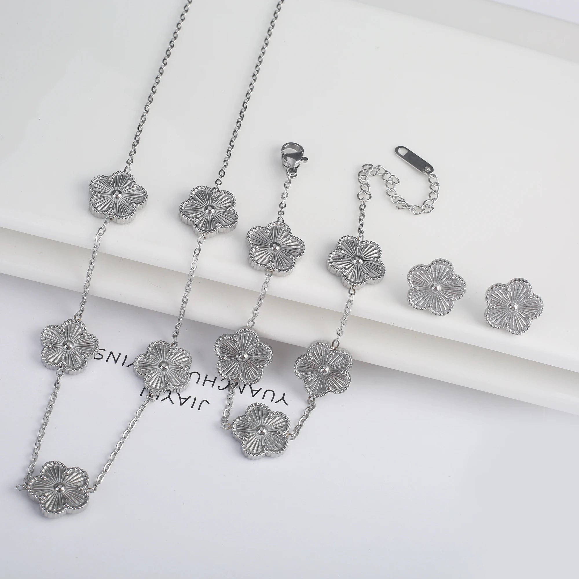 Elegant minimalist four leaf clover fashion bracelet
