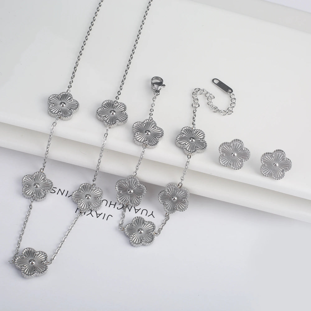 Elegant minimalist four leaf clover fashion bracelet
