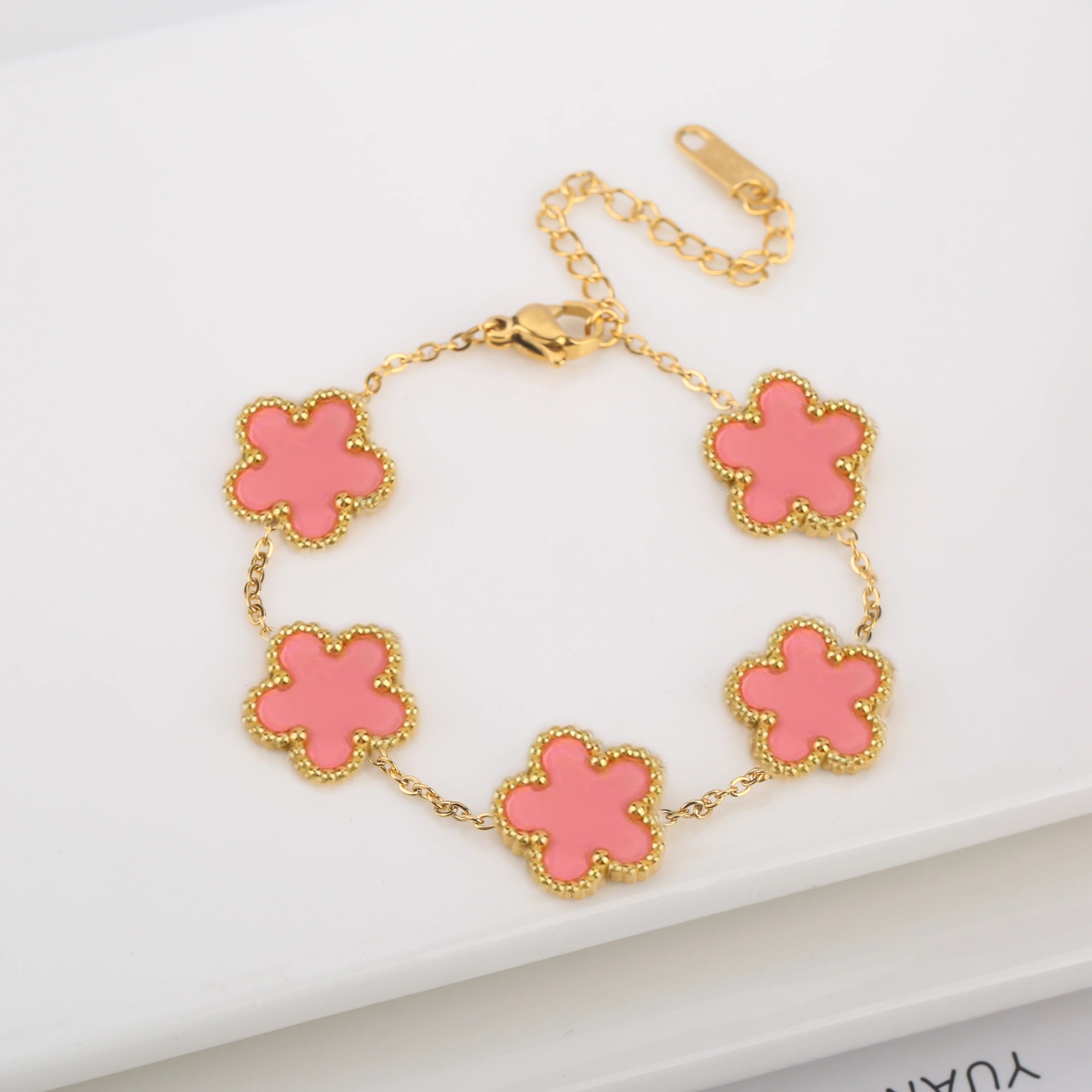 Elegant minimalist four leaf clover fashion bracelet

