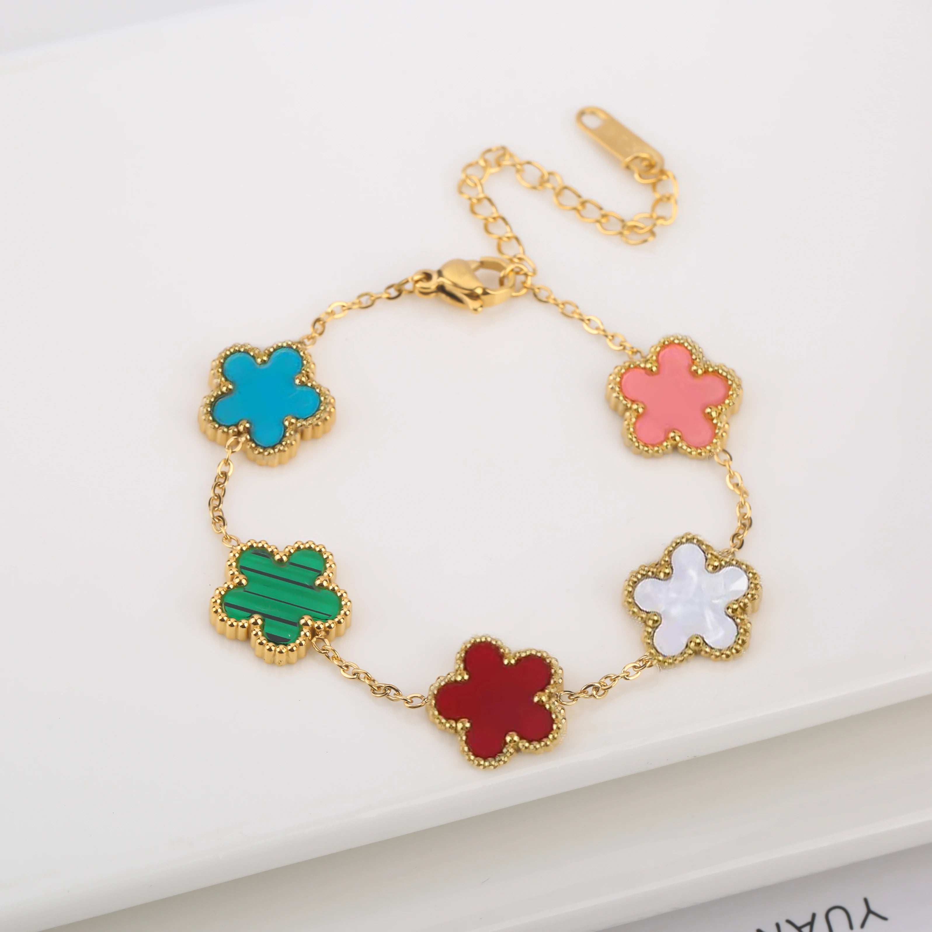 Women’s adjustable lucky charm bracelet in stainless steel
