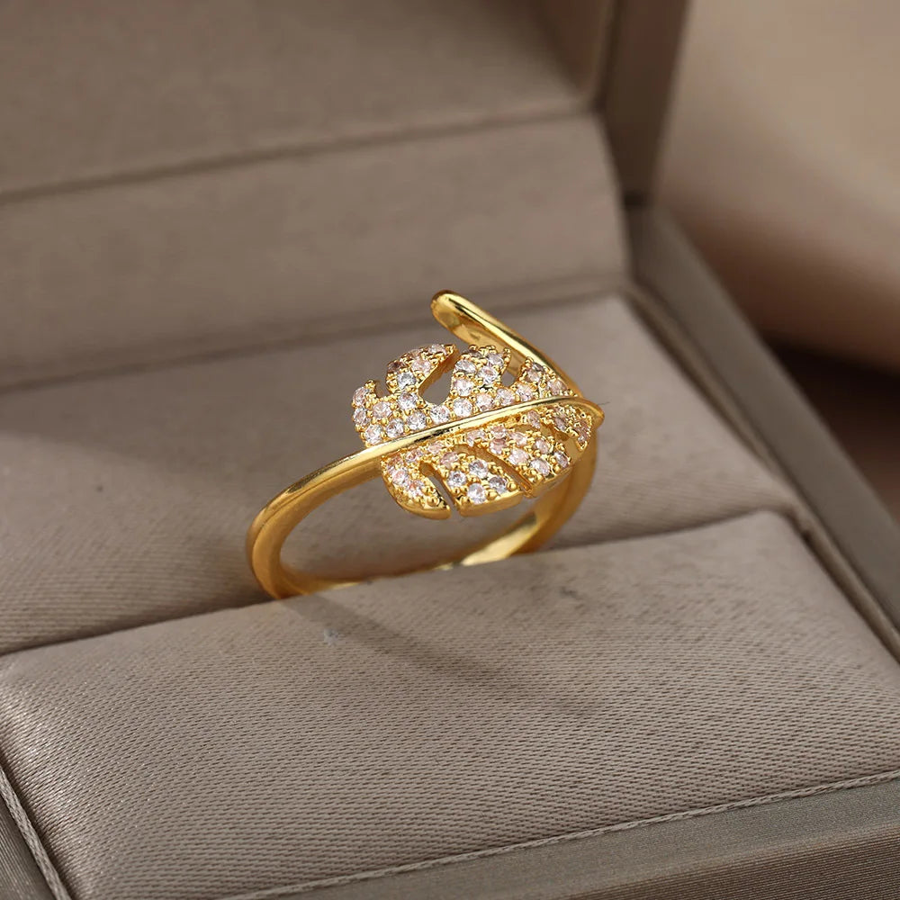 Women’s nature inspired gold plated fashion ring
