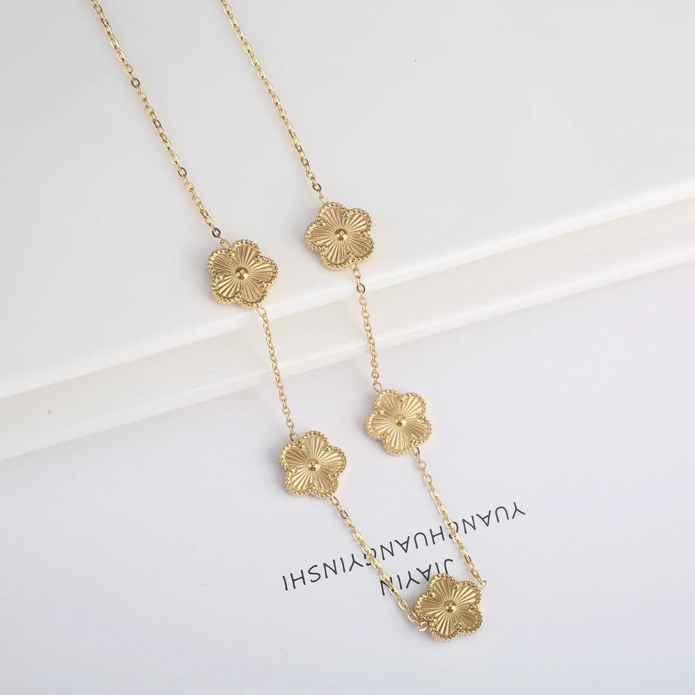 Elegant minimalist four leaf clover fashion bracelet
